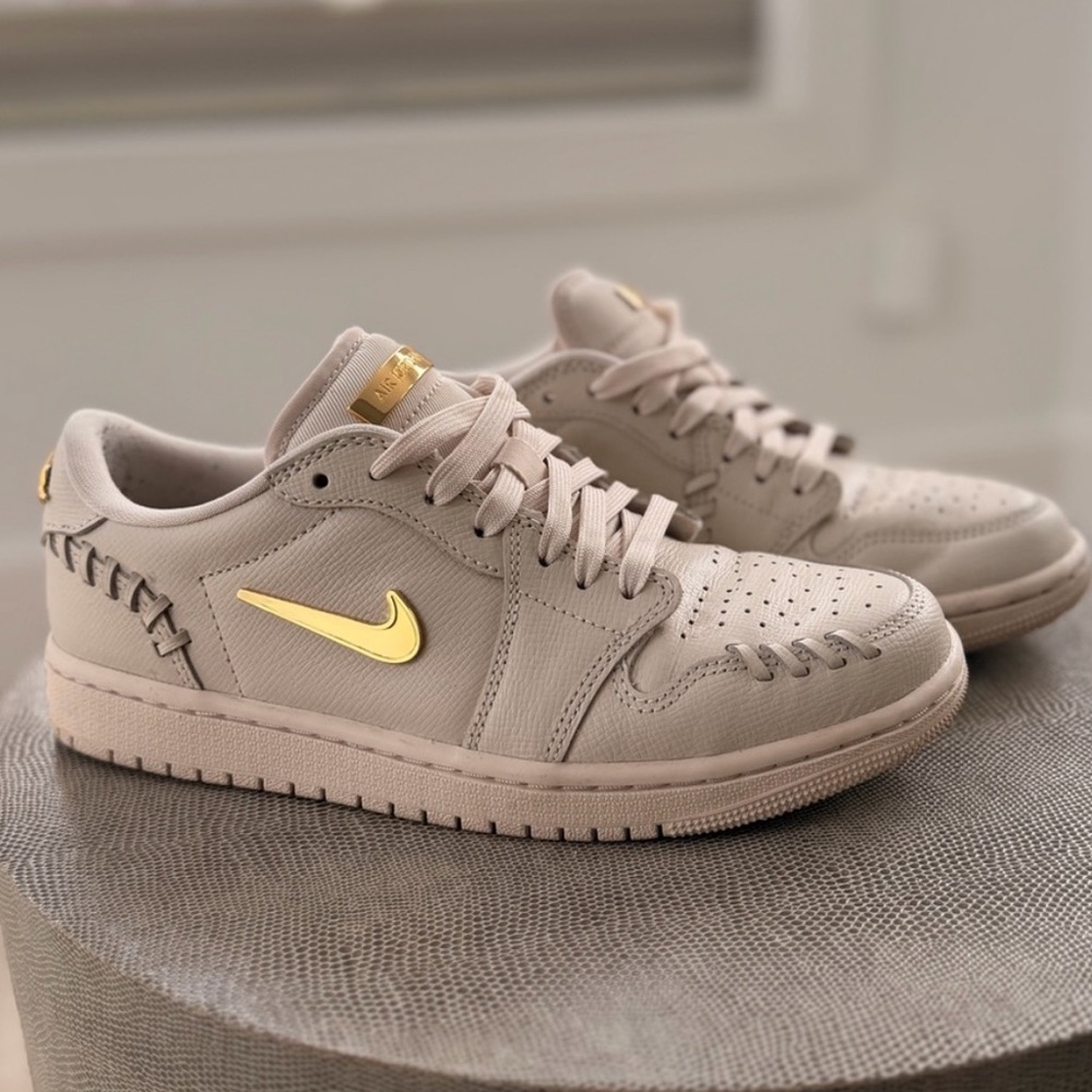 Air Jordan 1 low Legend Light Brown and Metallic 🔥 Rare!